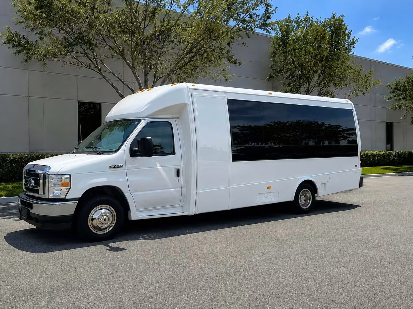 goshen 15 passenger minibus rental